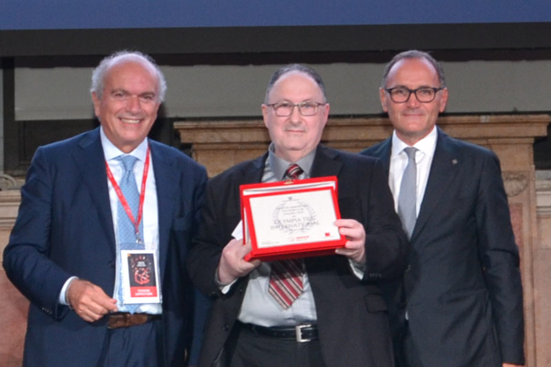 Olympia Tile receives the Confindustria Ceramica Distributor Award at Cersaie 2021